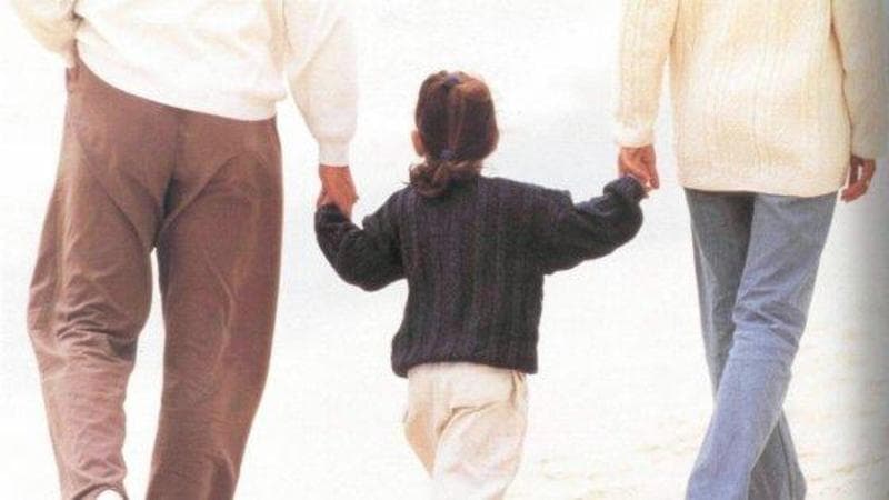 Adozioni in calo, critiche alla proposta di FdI: “Non serve alzare l’età dei genitori, aprite alle nuove famiglie”