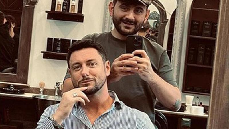 Andrea Giambruno dal barbiere a Roma per il nuovo taglio di capelli
