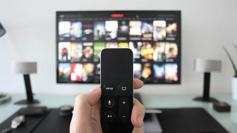 Anche lo streaming stanca. Film, serie tv e sport: gli italiani guardano altrove