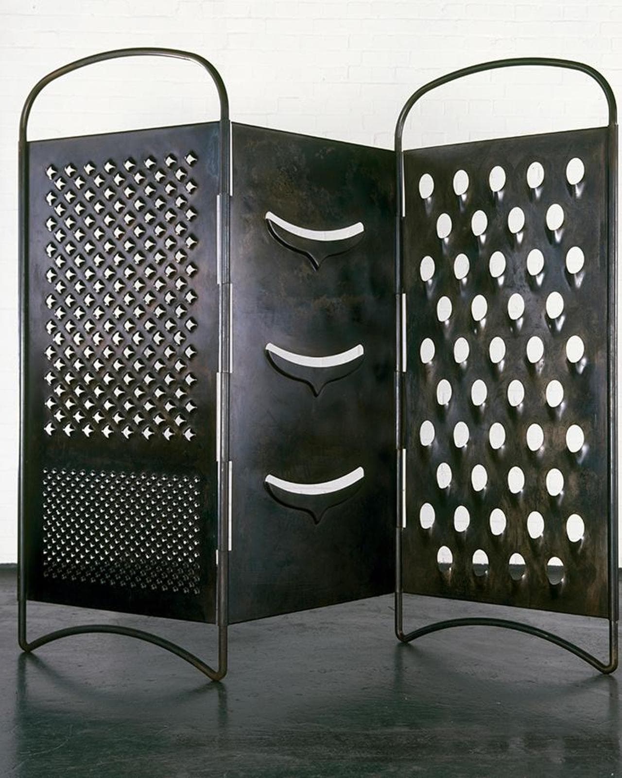 Mona Hatoum realizza nel 2022 Grater Divide, ironico paravento-grattugia

