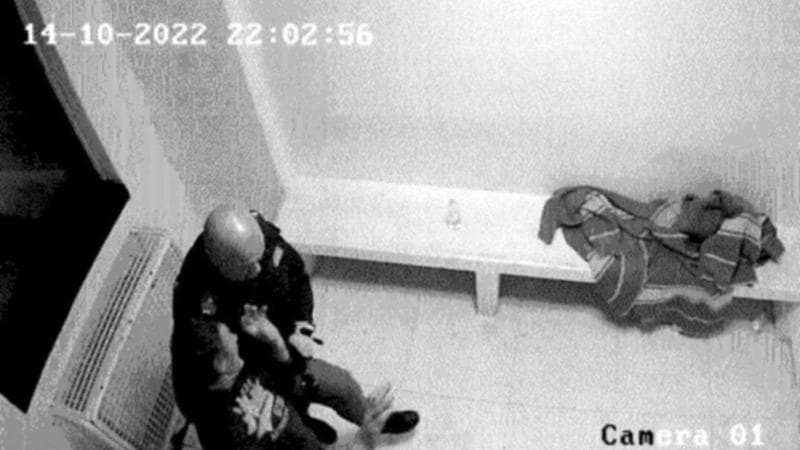 Verona, botte in questura: sospesi dodici agenti. “Videro e non parlarono”
