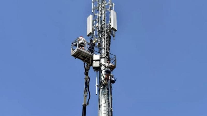Campi elettromagnetici, l’esperto: “I nuovi limiti sono sicuri. Riceviamo più onde con il cellulare all’orecchio”