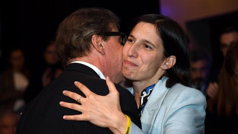 L'abbraccio tra Carlo Calenda e Elly Schlein all'assemblea di Azione
