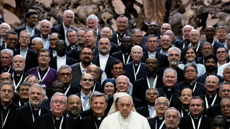 Papa Francesco con i partecipanti&nbsp; al Sinodo:&nbsp; per la prima volta ci sono anche suore&nbsp;e laiche (Tiziana FABI / AFP)

