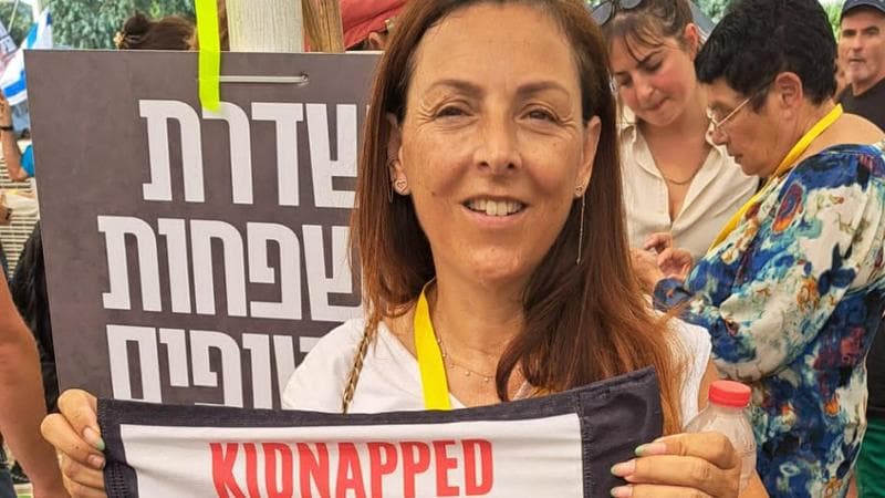 La mamma dell’ostaggio: “Il governo dica se liberarli è una priorità”