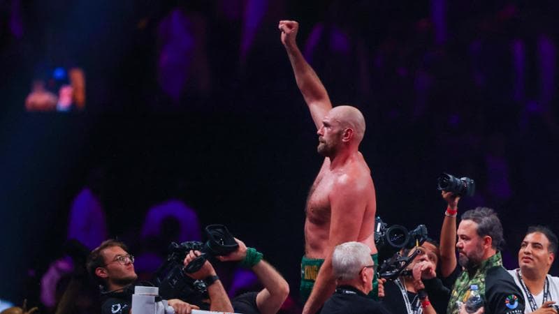 Tyson Fury esulta a fine match
