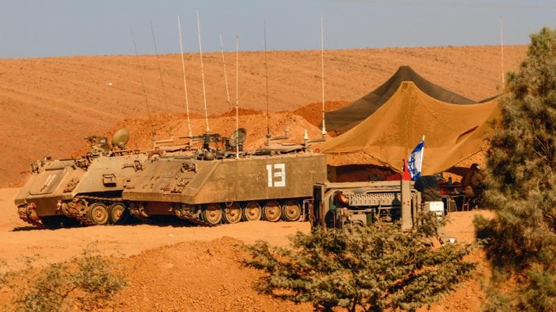 Un veicolo corazzato israeliano in una localit&agrave; vicina alla Striscia di Gaza
