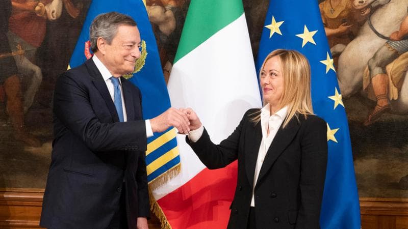 Mario Draghi con Giorgia Meloni nel giorno della consegna della campanella
