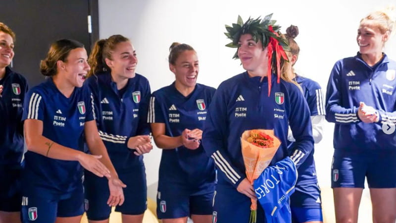 Gloria Marinelli festeggiata dalle compagne (foto&nbsp;Instagram)

