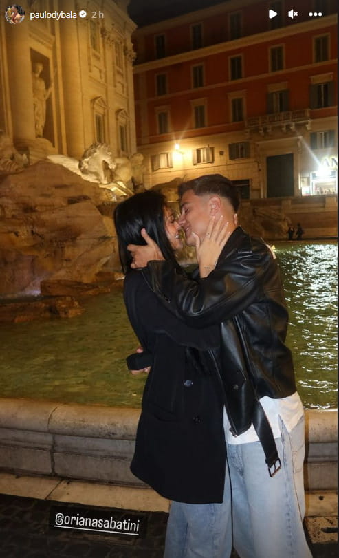 Oriana Sabatini e Paulo Dybala alla Fontana di Trevi
