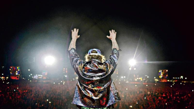 Jovanotti durante il concerto del "Jova beach party"
