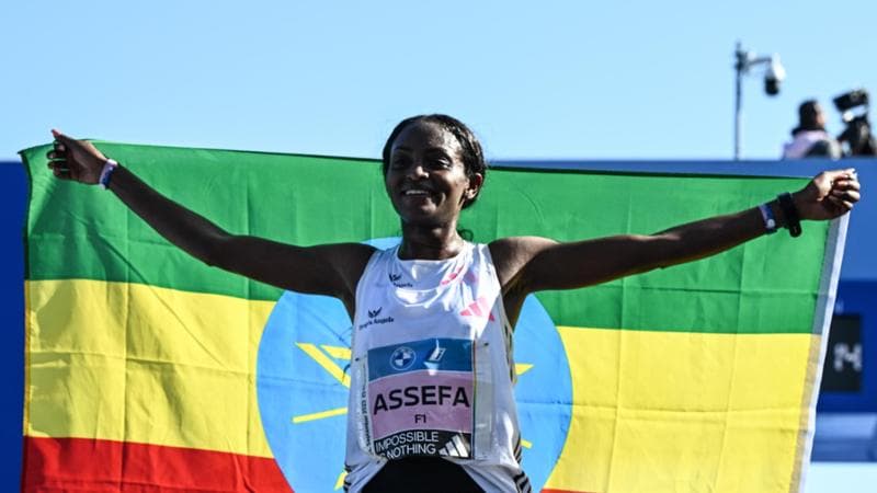 La etiopeTigst Assefa dopo il record della maratona a Berlino
