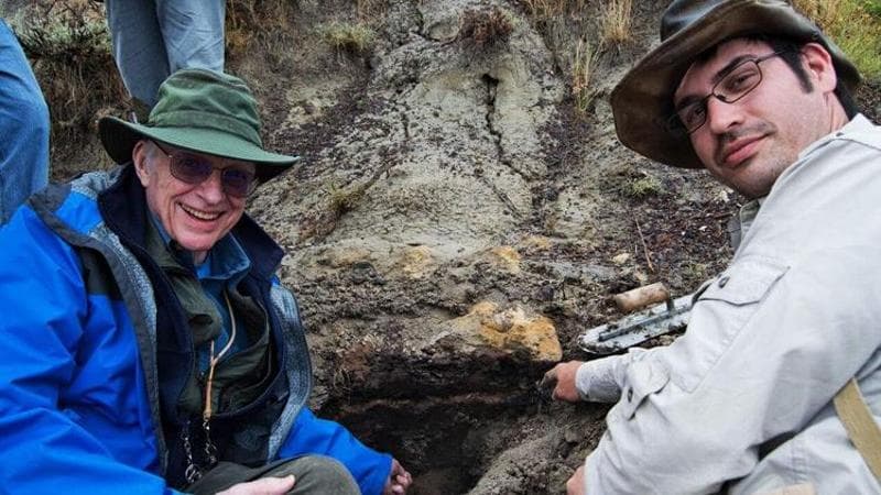 I ricercatori Walter Alvarez e Robert DePalma nel luogo della scoperta della &ldquo;Pompei dei dinosauri&rdquo; in North Dakota
