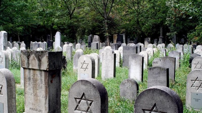 Austria, rogo al cimitero ebraico. Svastiche sul muro esterno