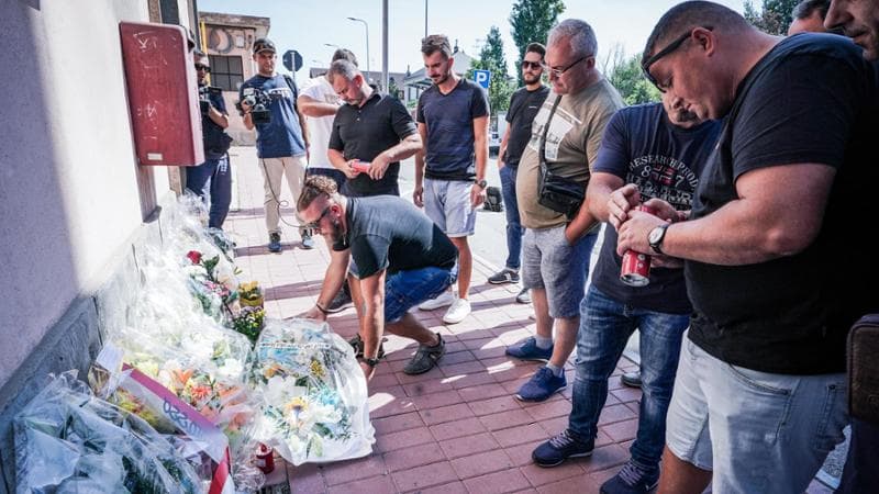 I colleghi degli operai morti nell'incidente di Br5andizzo (30 Agosto 2023) Ansa
