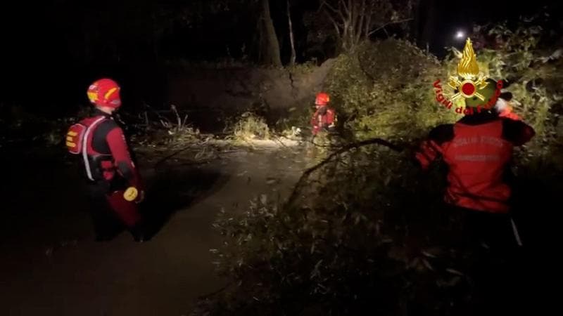 Maltempo in Veneto, preoccupa la piena dell’Adige. Zaia: "State lontani dai fiumi". Ancora due dispersi