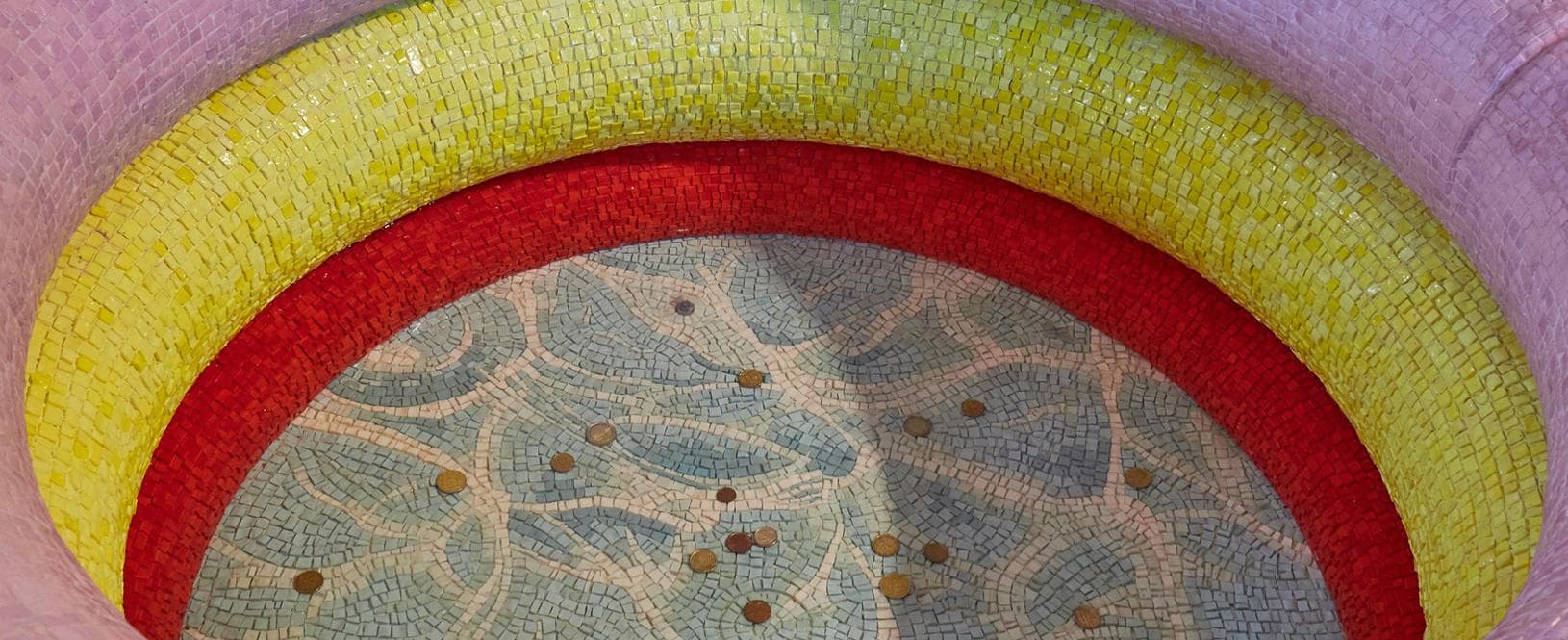 Teodorico, la piscina da salotto disegnata da Atelier Biagetti e realizzata dal Gruppo Mosaicisti di Marco Santi
