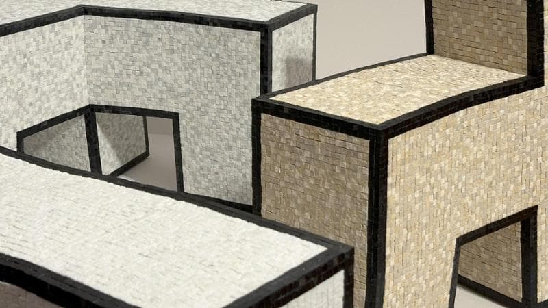 Il trittico di sedute Tessere di Cara Davide pu&ograve; essere impiegato come seduta oppure coffee table. Sono realizzate&nbsp;Pixel Mosaici e Dimensione Mosaico
