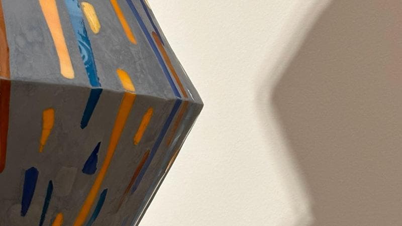Dalla matita di Francesca Lanzavecchia&nbsp;Verde Sospeso:&nbsp;tre cache-pot che prendono vita grazie alla&nbsp;realizzazione di Arianna Gallo di Koko Mosaico
