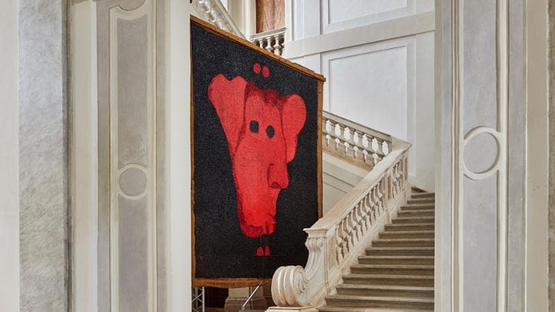 Ad accogliere i visitatori l'opera di Gaetano Pesce, un arazzo di grandi dimensioni,&nbsp;realizzata&nbsp;nel 1995 dal maestro insieme a studenti e studentesse della Scuola Futurarium su commissione del Museo dell&rsquo;Arredo Contemporaneo&nbsp;
