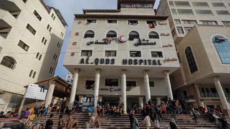 L’incubo della famiglia che vive davanti all’ospedale dove piovono le bombe