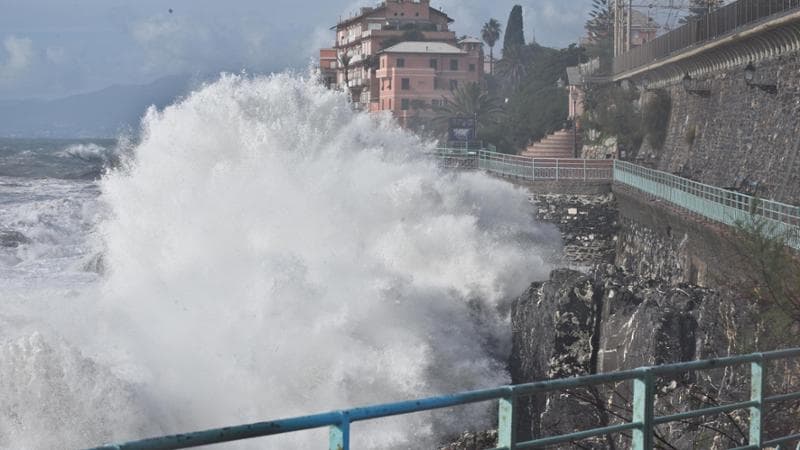genova mareggiata da boccadasse a nervi