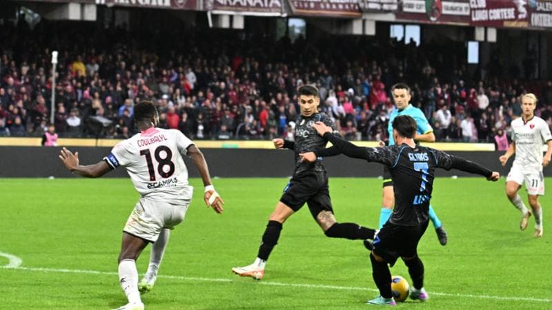 Elmas scaglia il destro del raddoppio
