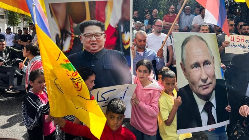 Hebron, Cisgiordania: palestinesi manifestano motrando le foto di Vladimir Putin e Kim Jong-un
