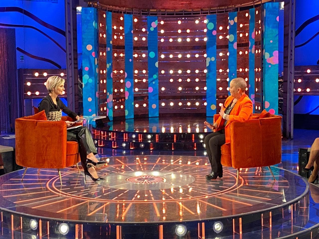 Carolyn Smith nello studio di 'Da noi... a ruota libera' condotto da Francesca Fialdini su Rai1
