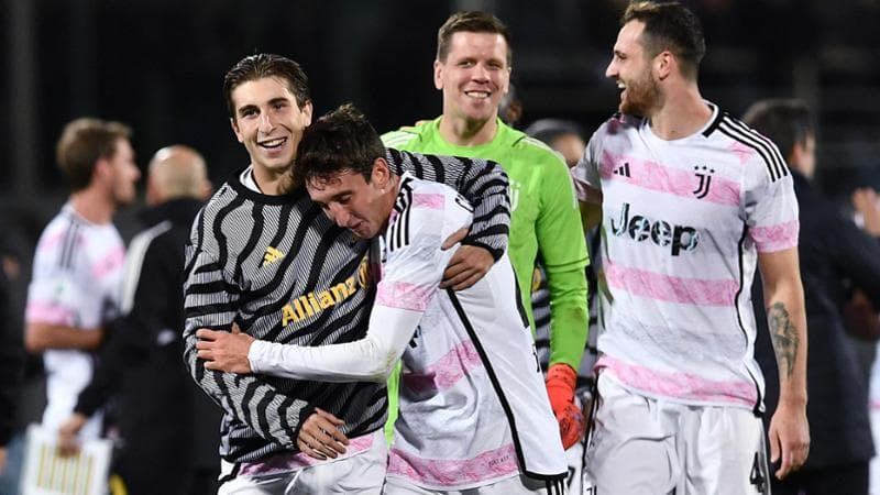 I giocatori della Juve esultano dopo la vittoria a Firenze
