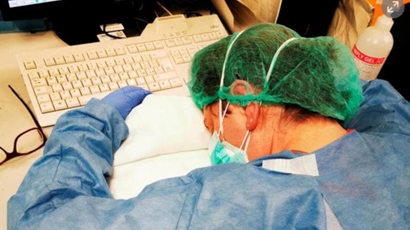 Marzo 2020, l&rsquo;infermiera di Cremona Elena Pagliarini, in una foto diventata simbolo dell&rsquo;emergenza Covid (Ipa/Fotogramma)
