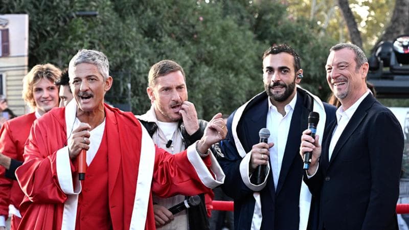 Prima puntata di 'Viva Rai 2!', Fiorello con Totti, Mengoni e Amadeus
