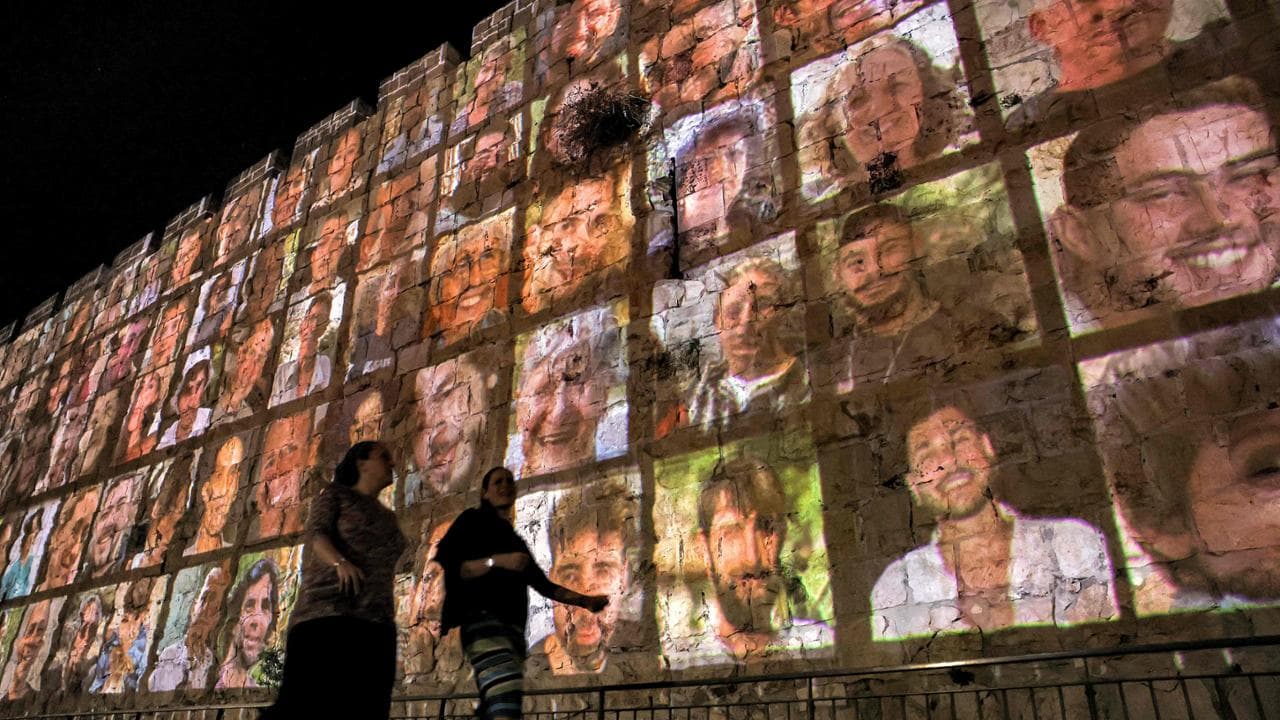 I volti degli ostaggi proiettati sulle mura della citt&agrave; vecchia di Gerusalemme
