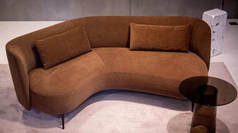 Il divano della nuova collezione Sunday firmata da Flaviano Capriotti per Poliform. Linee curve e asimmetriche per facilitare la conversazione
