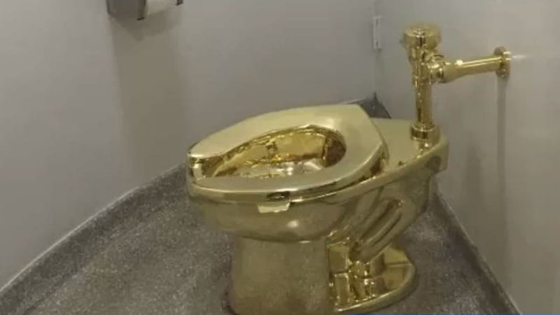 Risolto il caso del water d’oro di Cattelan rubato nel 2019, incriminati i due ladri