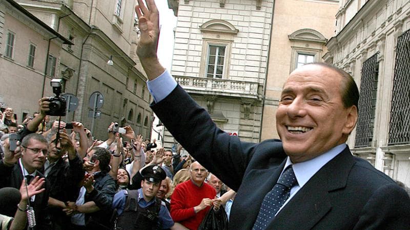 02/06/2009 ROMA FESTA DELLA REPUBBLICA, SILVIO BERLUSCONI ESCE DA PALAZZO GRAZIOLI  E SALUTA LA FOLLA