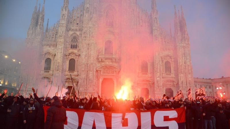 Tifosi francesi del Psg in piazza Duomo, a Milano
