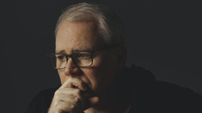 Bret Easton Ellis &egrave; nato a Los Angeles nel 1964. Tra i suoi romanzi pi&ugrave; noti il debutto Meno di zero (1985), American Psycho (&rsquo;91), Glamorama (&rsquo;98) tutti pubblicati in Italia da Einaudi (Ryan Pfluger/The New York Times)
