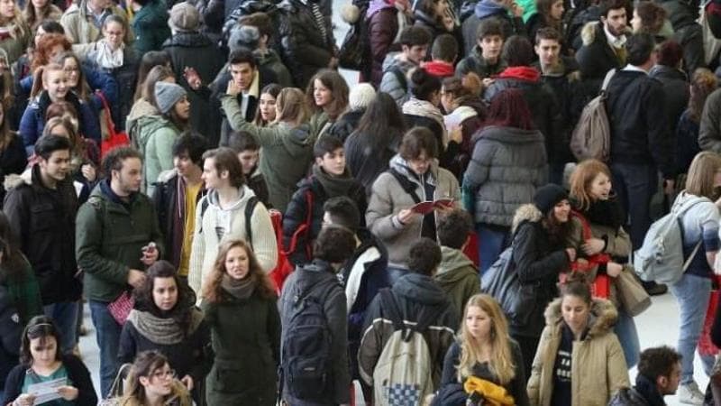 Giovani e futuro, la generazione Z boccia la famiglia tradizionale. E solo il 35% dichiara di voler avere figli
