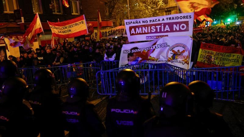 Ultradestra in piazza e offensiva dei giudici, ostacoli per Sánchez