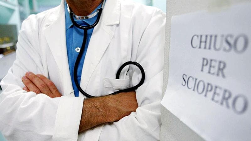 Medici, stipendi bassi e turni da stress:“Noi presi in giro, tutti in piazza”