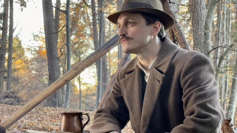 Franz Rogowski &egrave; il protagonista di Lubo, il film di Giorgio Diritti dedicato alla storia di un nomade Jenisch che si esibisce nelle piazze della Svizzera nel 1939
