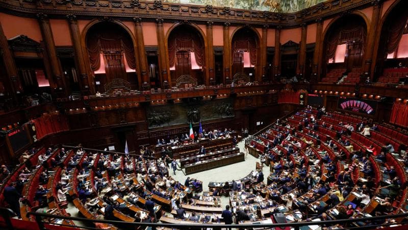 Sondaggi politici: maggioranza in affanno, cresce solo Forza Italia. Brusco calo della Lega