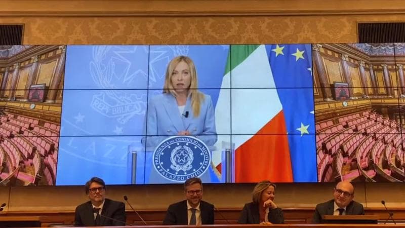 Il finto videomessaggio della presidente Meloni che ringrazia i senatori del Pd per la loro proposta sul digitale
