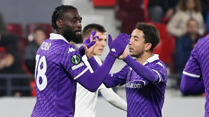 Nzola esulta con Maxime Lopez dopo il gol

