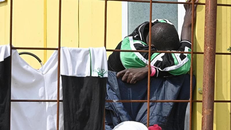 Migranti in Albania, Fazzolari corregge Piantedosi: “Possono essere trattenuti fino a 18 mesi”