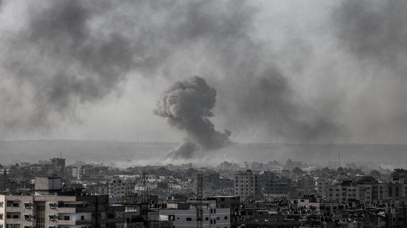 il bombardamento su Gaza il 30 ottobre scorso (Getty images)
