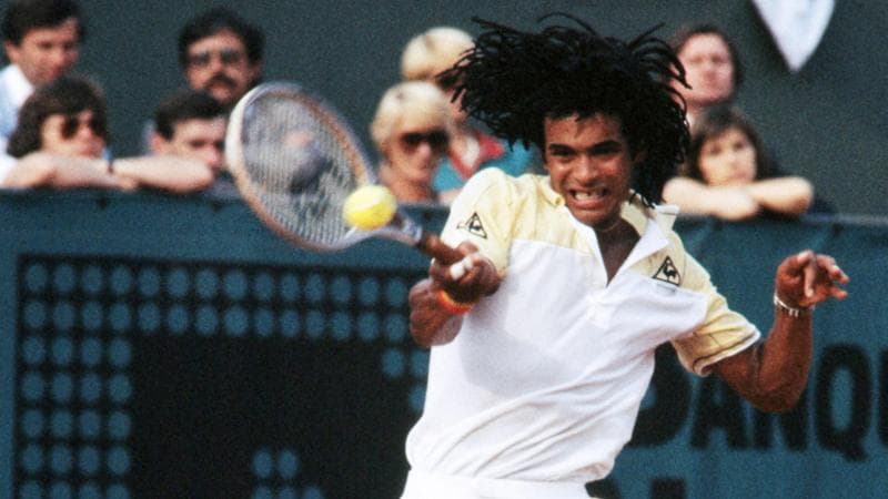 Yannick Noah alla finale del Roland Garros del 1983 vinta contro lo svedese Mats Wilander. Noah &egrave; stato numero tre del mondo nel 1986 (Getty images)
