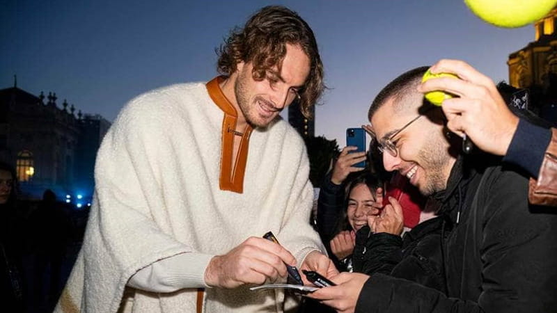 Stefanos Tsitsipas sul blu carpet a Torino
