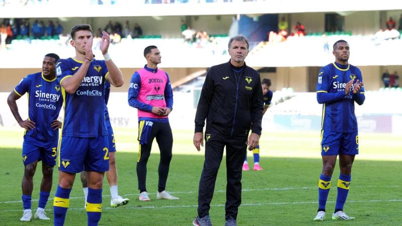 I giocatori del Verona sotto la curva
